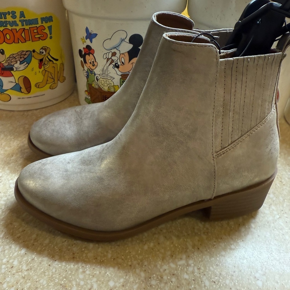 Youth Sz 6 Ankle Boots Side Zip Silver Toupee Shoes Wonder Nation Brand New